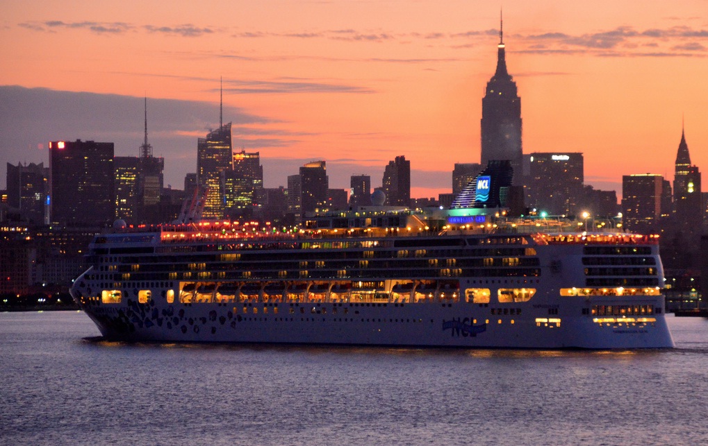 El Norwegian Gem (NCL) llegando a la ciudad de New York (Estados Unidos) CRUCERO NCL NEW YORK CARIBE OFERTA CARIBE DESDE NUEVA YORK CRUCEROS CARIBE CARIBBEAN CRUISES NEW YORK CITY